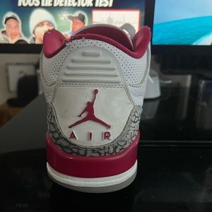 Jordan 3s cardinal size 8.5 no box and has rips feel like they can be fixed